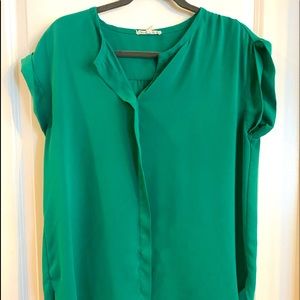 Women’s green top. Flattering shirt sleeved loose top. Large